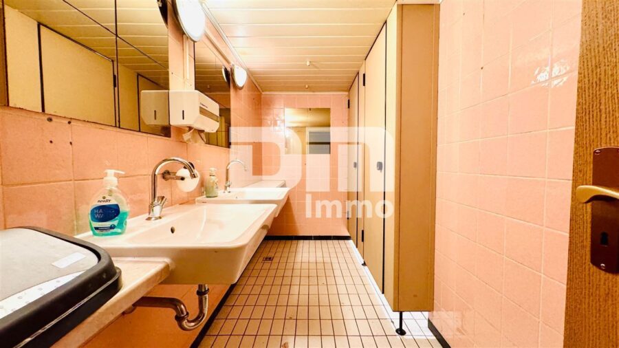 Modernisiertes Mehrfamilienhaus mit 8 Wohneinheiten und 2 Gewerbeflächen - KG Toiletten 1